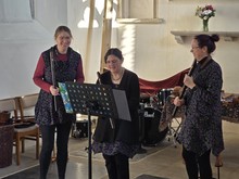 Blondel playing recorders and flutes in a church